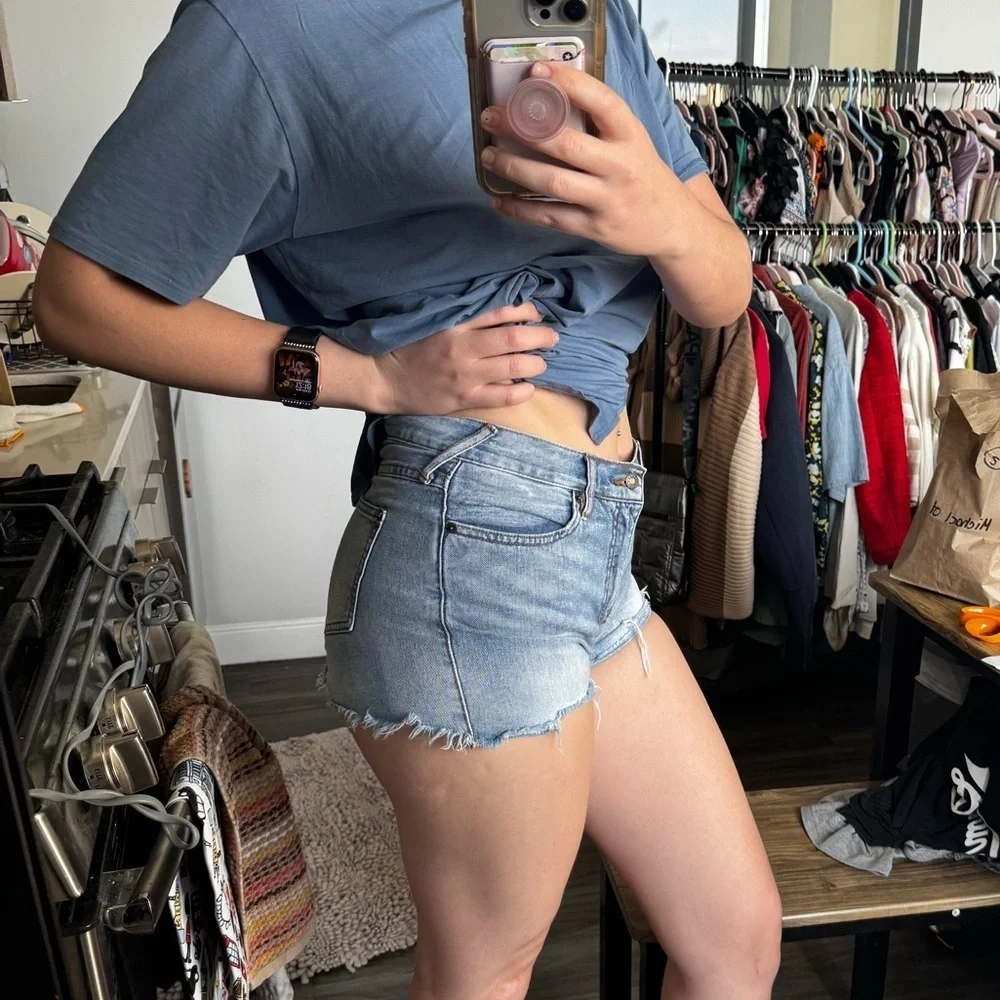 Free People Distressed Denim Shorts Size 29 - Picture 3 of 11